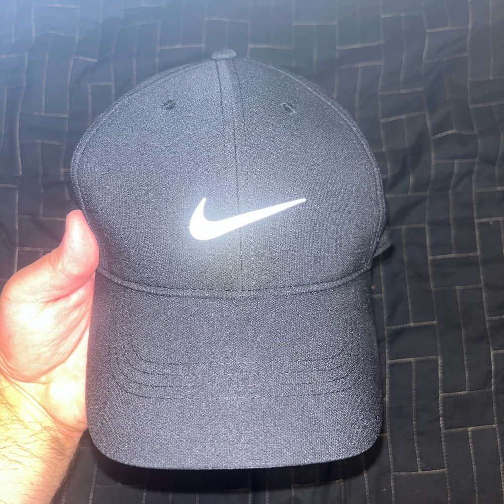 MENS NIKE DRI FIT ADJUSTABLE SNAPBACK SIZE M/L (ONLY TRIED ON)
